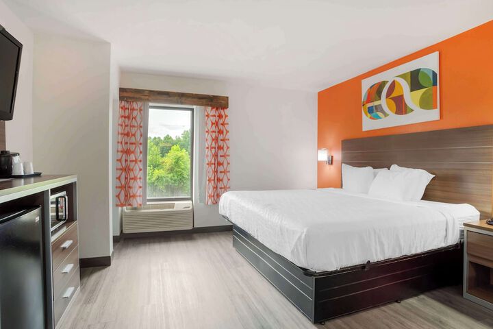 1 King Bed Microwave and Refrigerator WiFi Continental Breakfast (7 of 34)
