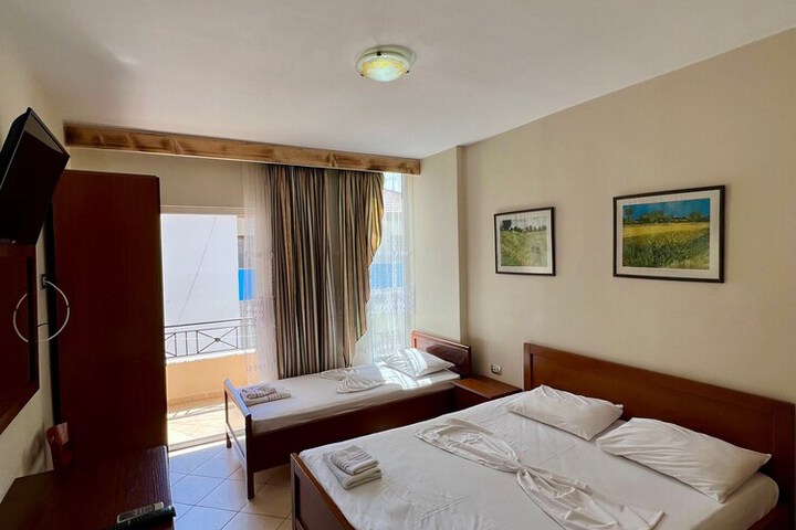 Room 13 of 33