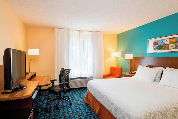 1 King Bed Work Desk Microwave and Refrigerator WiFi Continental Breakfast (11 of 11)