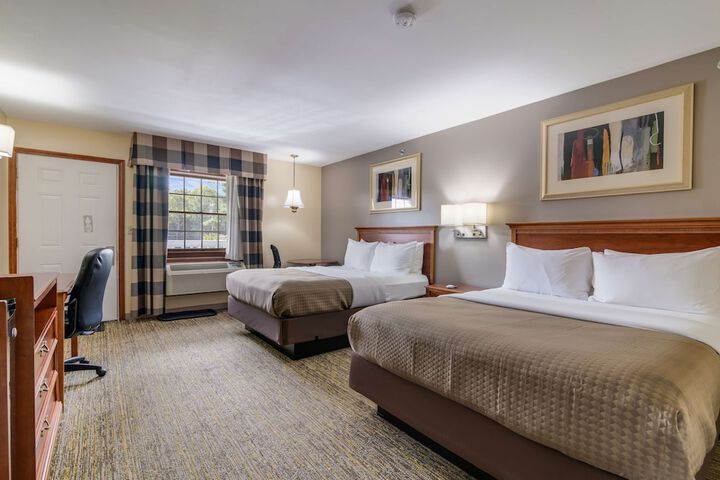 2 Queen Beds (6 of 8)