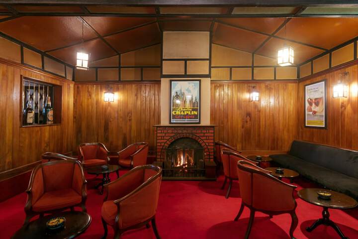 Lounge 83 of 104