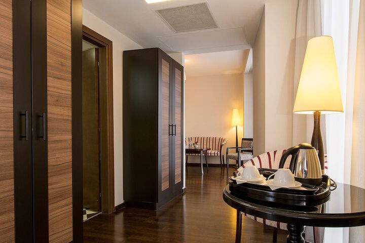 Room 30 of 102