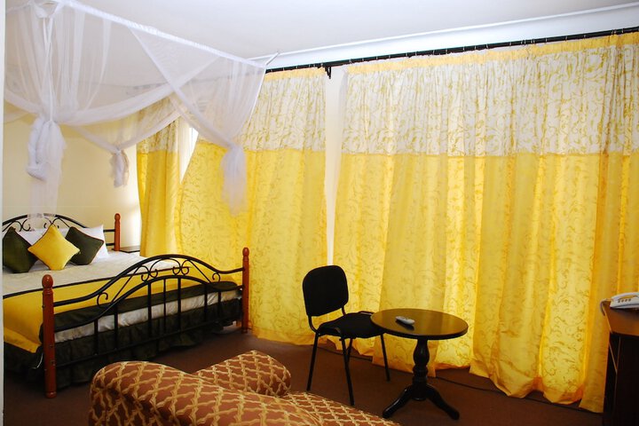 Room 5 of 9