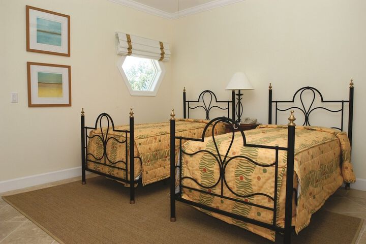 Room 5 of 214