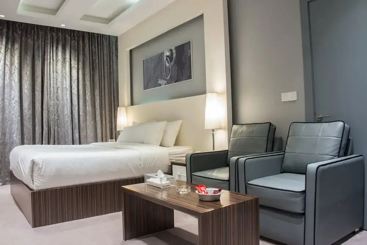 Room 4 of 16