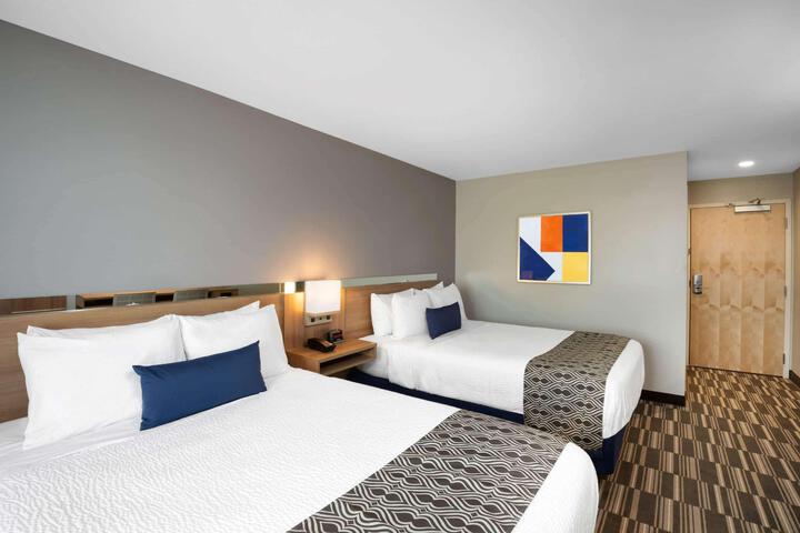 1 Queen Bed (18 of 24)