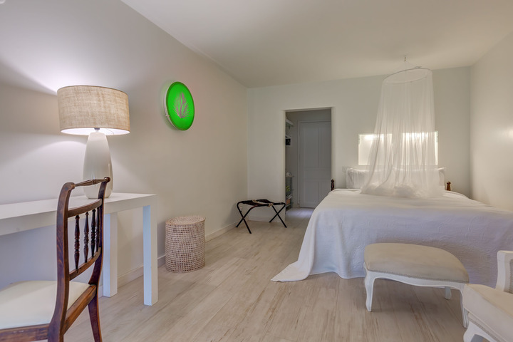 Room 6 of 92