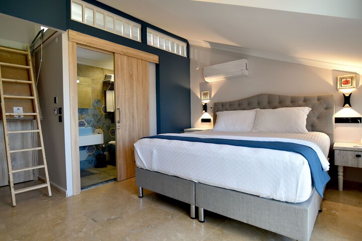 Room 6 of 19