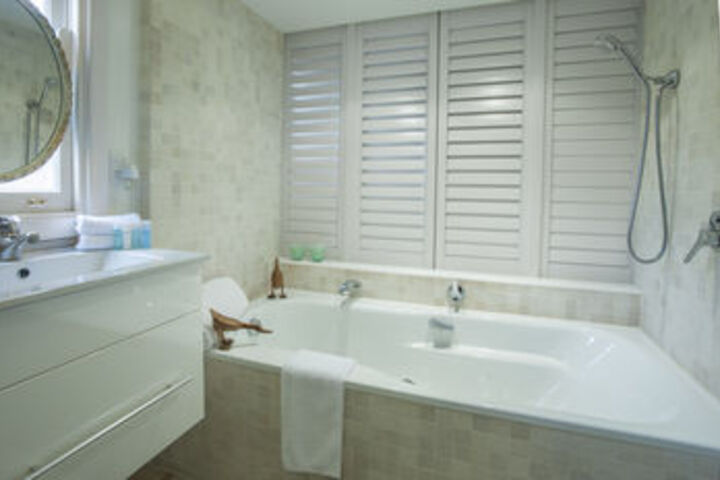 Room 4 of 7