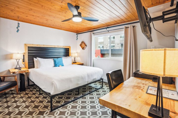 Room 4 of 16