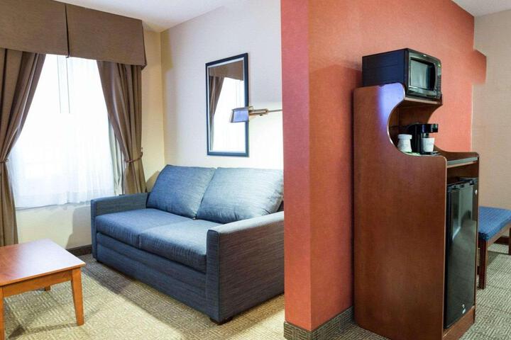 1 King Bed (4 of 8)