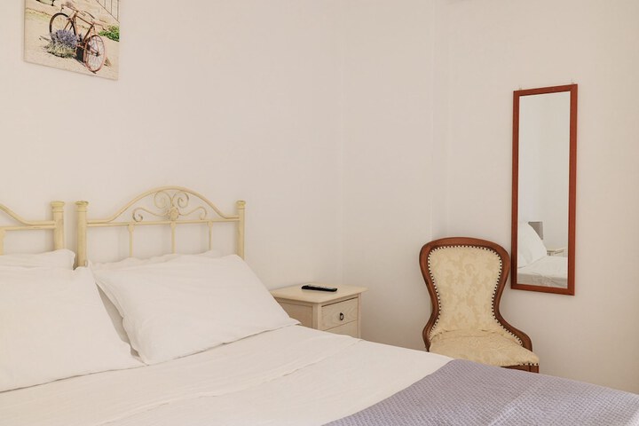 Room 4 of 80