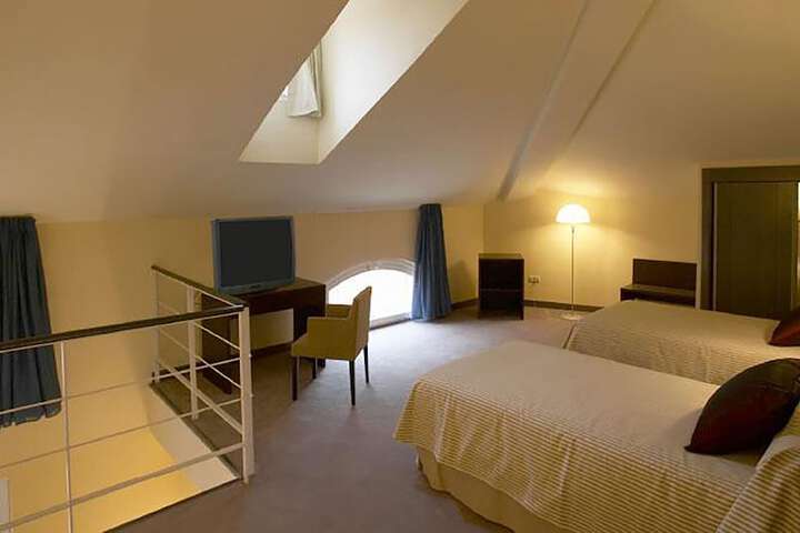 Room 12 of 39