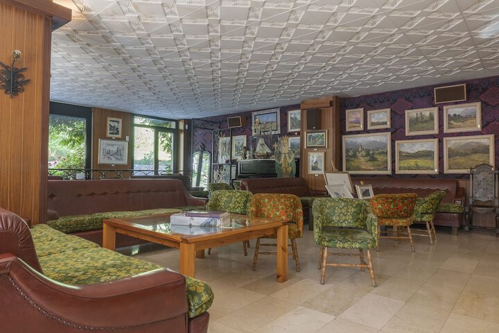 Lounge 65 of 91