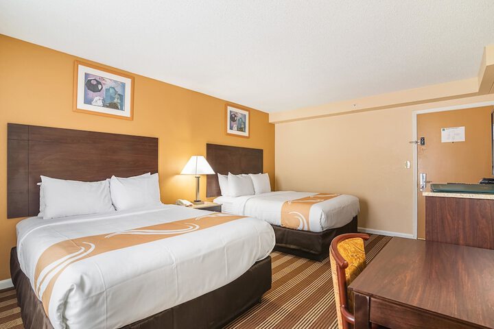 1 Queen Bed (5 of 12)