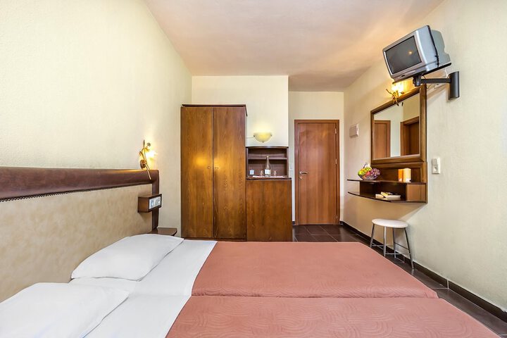 Room 10 of 48