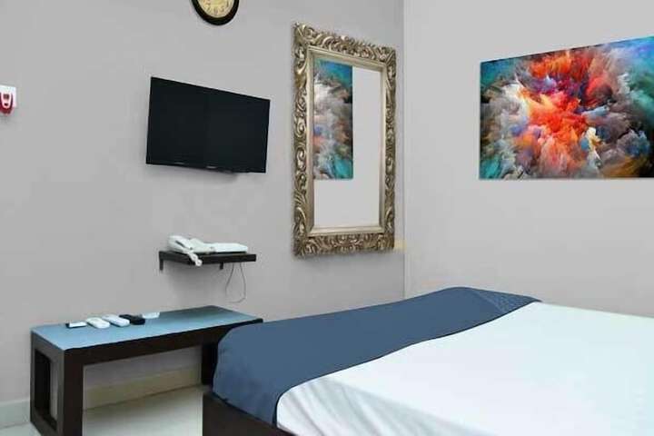 Room 10 of 12