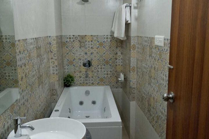 Room 7 of 18