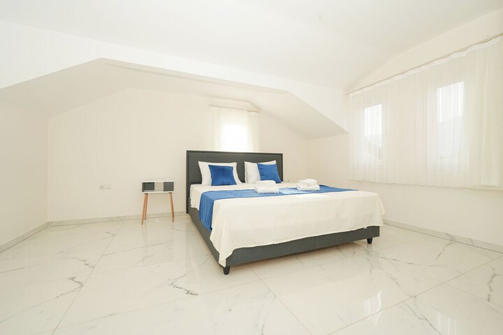 Room 6 of 35
