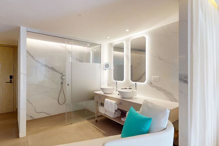 Room 70 of 271