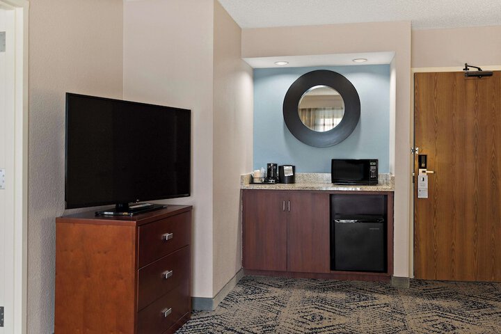 2 Queen Beds Microwave and Refrigerator Full Breakfast (11 of 13)