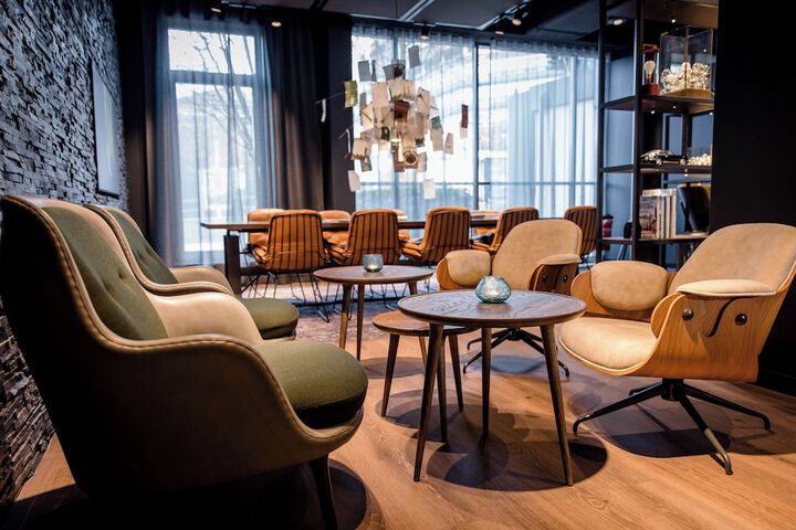 Lounge 21 of 36