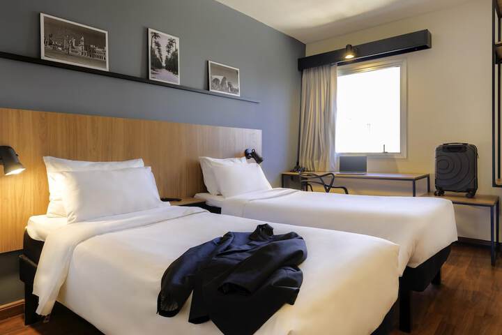 Room 10 of 65