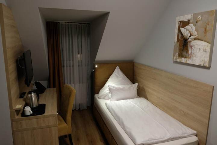 Room 28 of 65