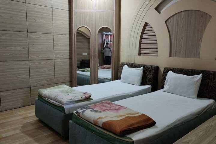Room 3 of 40