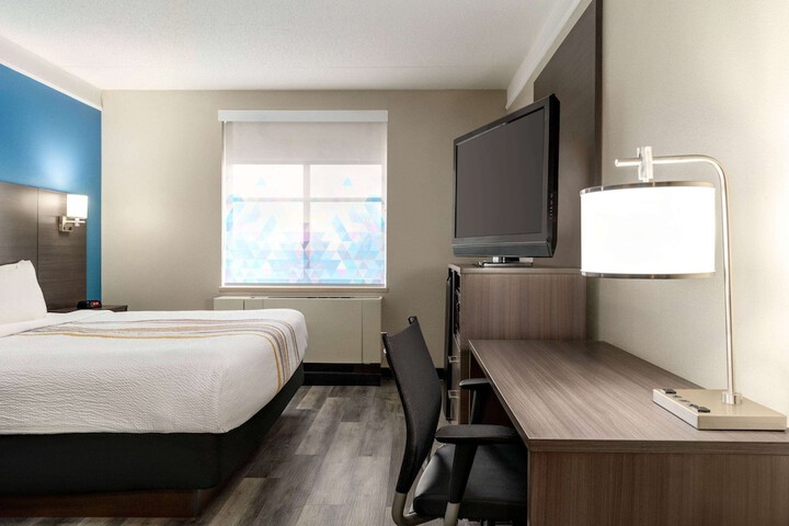 1 King Bed 1 Bedroom Executive Room (13 of 18)