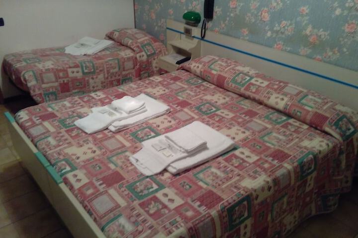Room 11 of 28