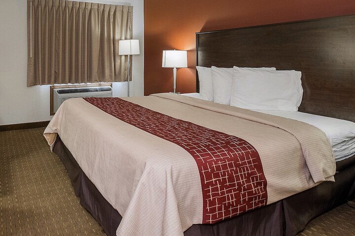 1 King Bed (2 of 15)