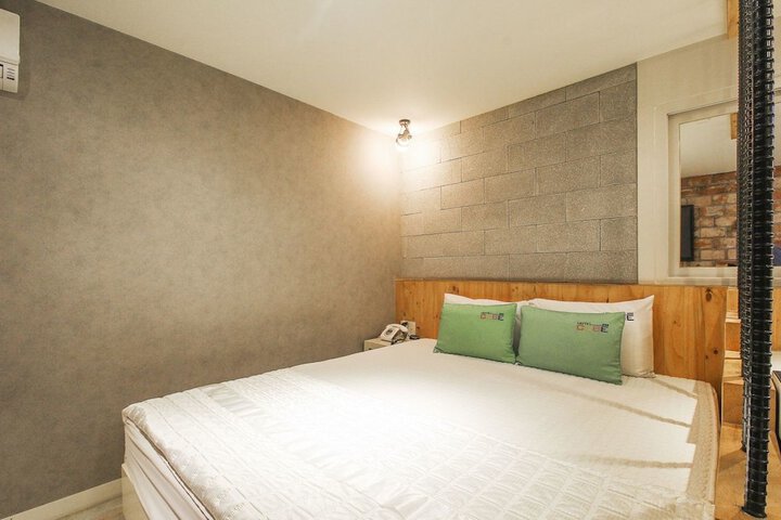 Room 10 of 33