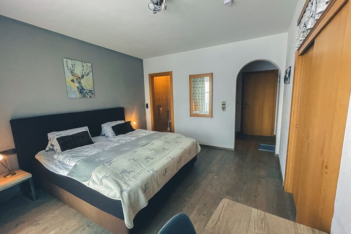 Room 4 of 96