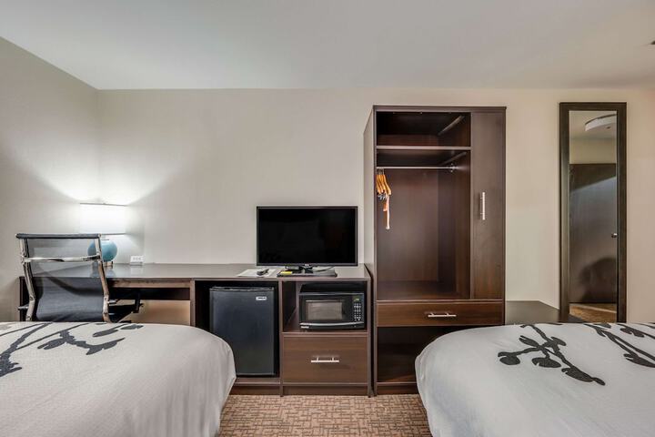 1 Queen Bed (2 of 20)