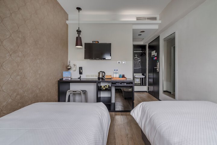 Room 6 of 93