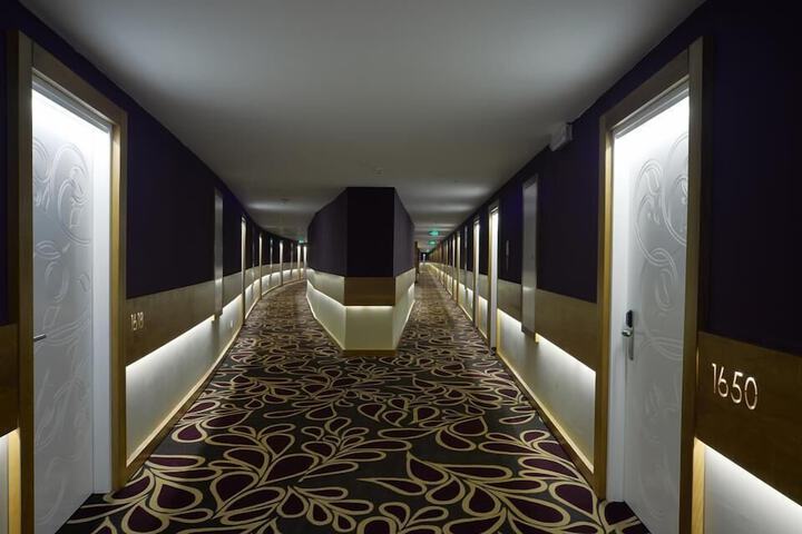 Ballroom/Hall 71 of 76