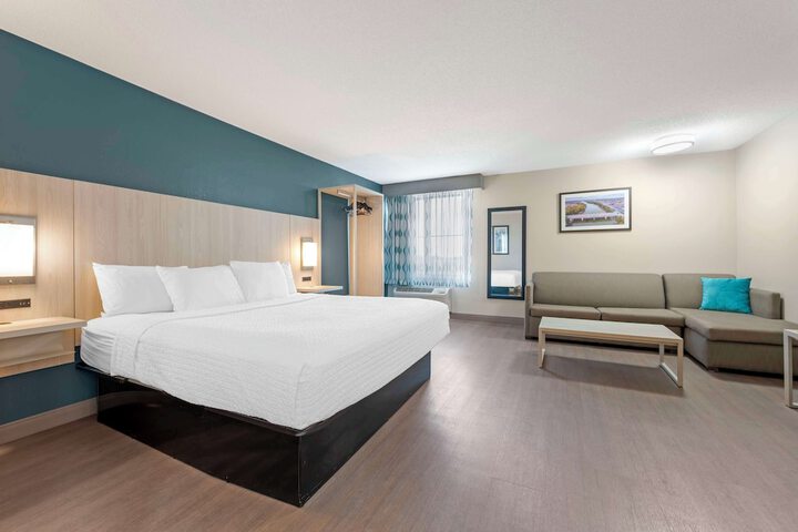 1 King Bed High Speed Internet Accessible 50 Inch Flat Screen Television Microwave and Refrigerator, Coffee Maker, Hairdryer Full Breakfast (10 of 12)