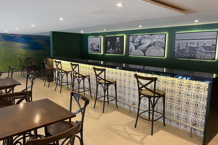 Lounge 103 of 127
