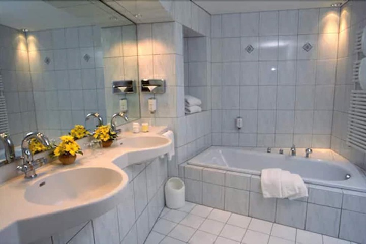 Deep soaking bathtub