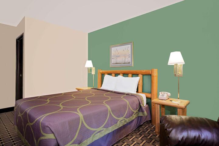 1 Queen Bed (3 of 5)