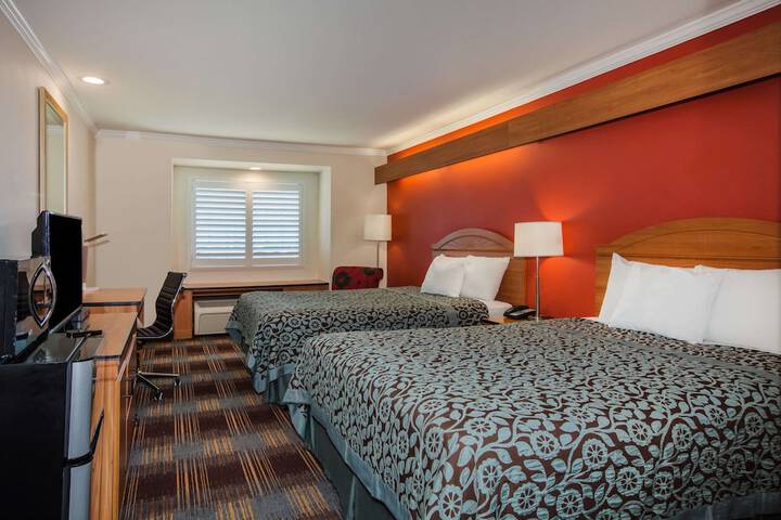 1 Queen Bed Mobility Accessible (10 of 14)