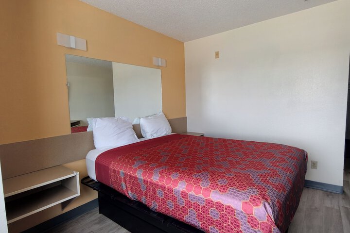 Room 6 of 24