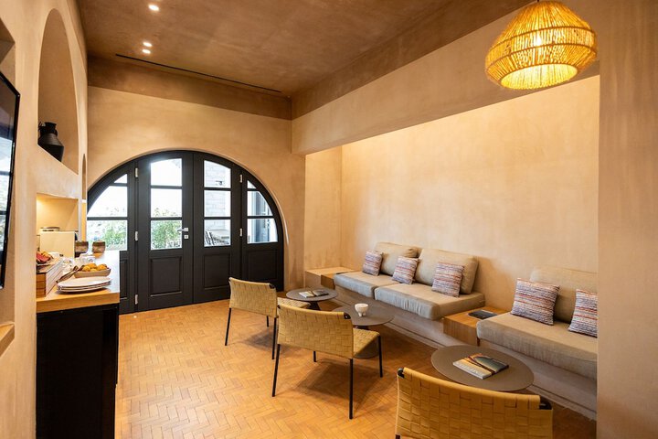 Lounge 100 of 142