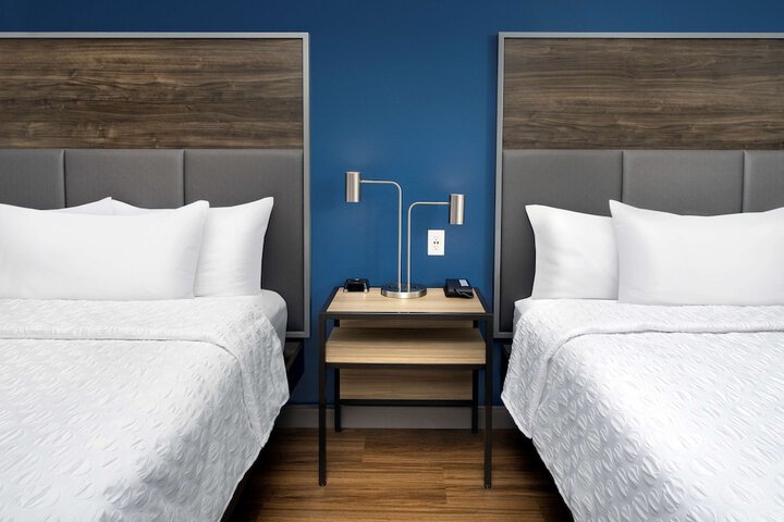 2 Queen Beds (10 of 18)