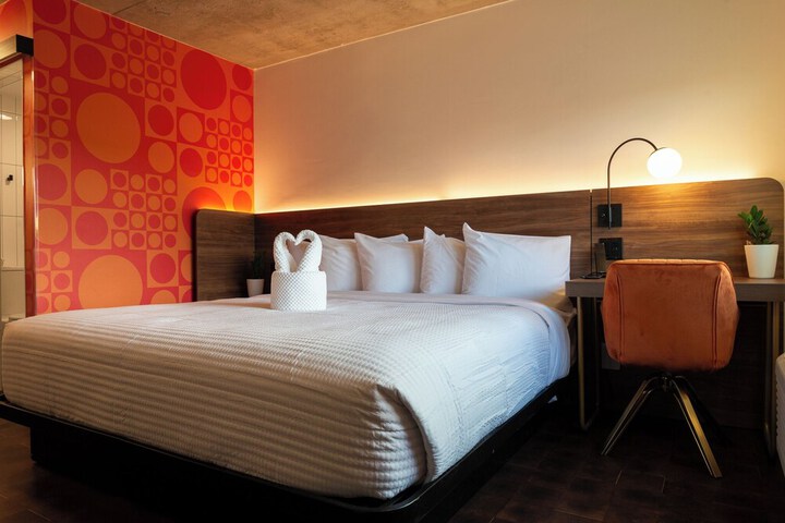 Room 13 of 76