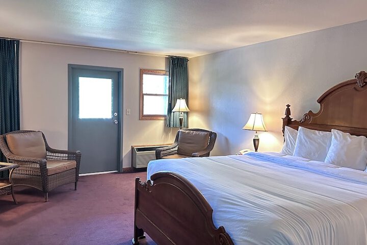 Deluxe Room 1 King Bed (7 of 7)