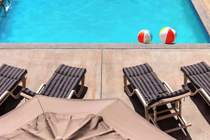 Pool 62 of 82