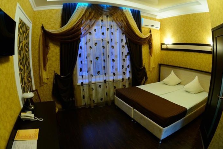 Room 5 of 9