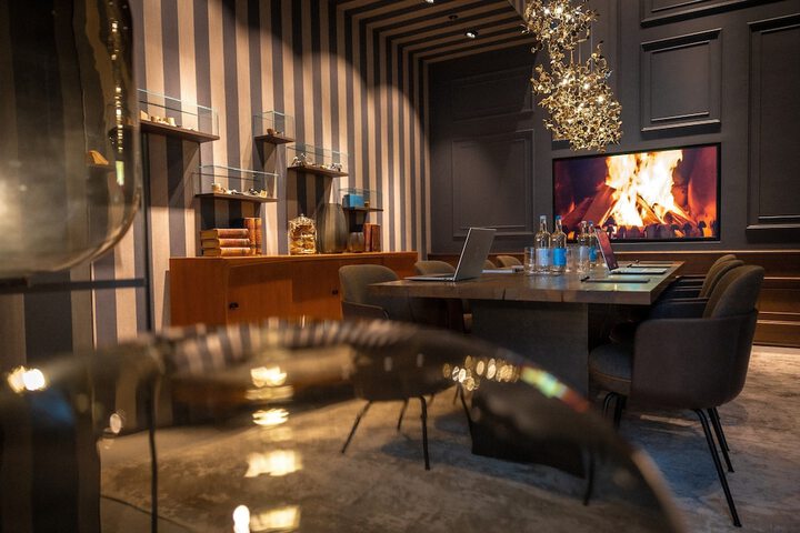 Lounge 41 of 50